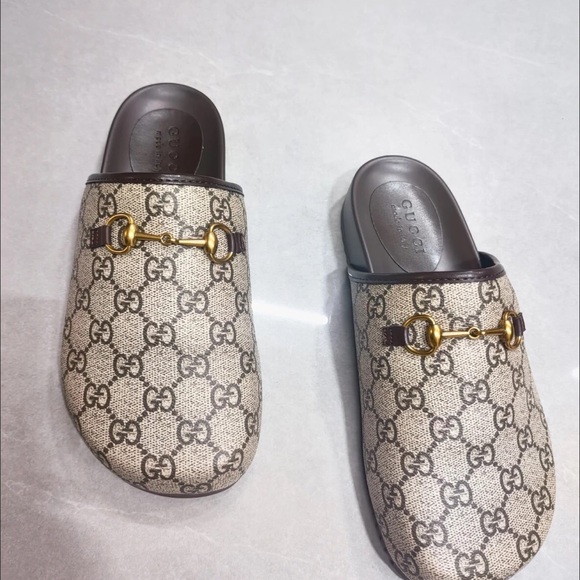 Gucci Beige and Brown Flats with Gold Accent - Picture 1 of 3